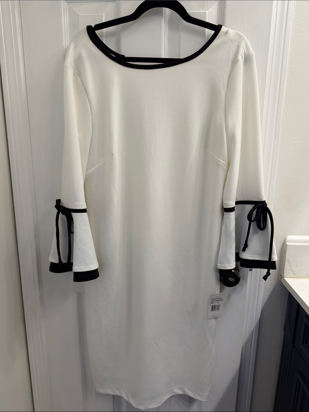 Elegant White Shift Dress with Black Trim - Picture 3 of 3